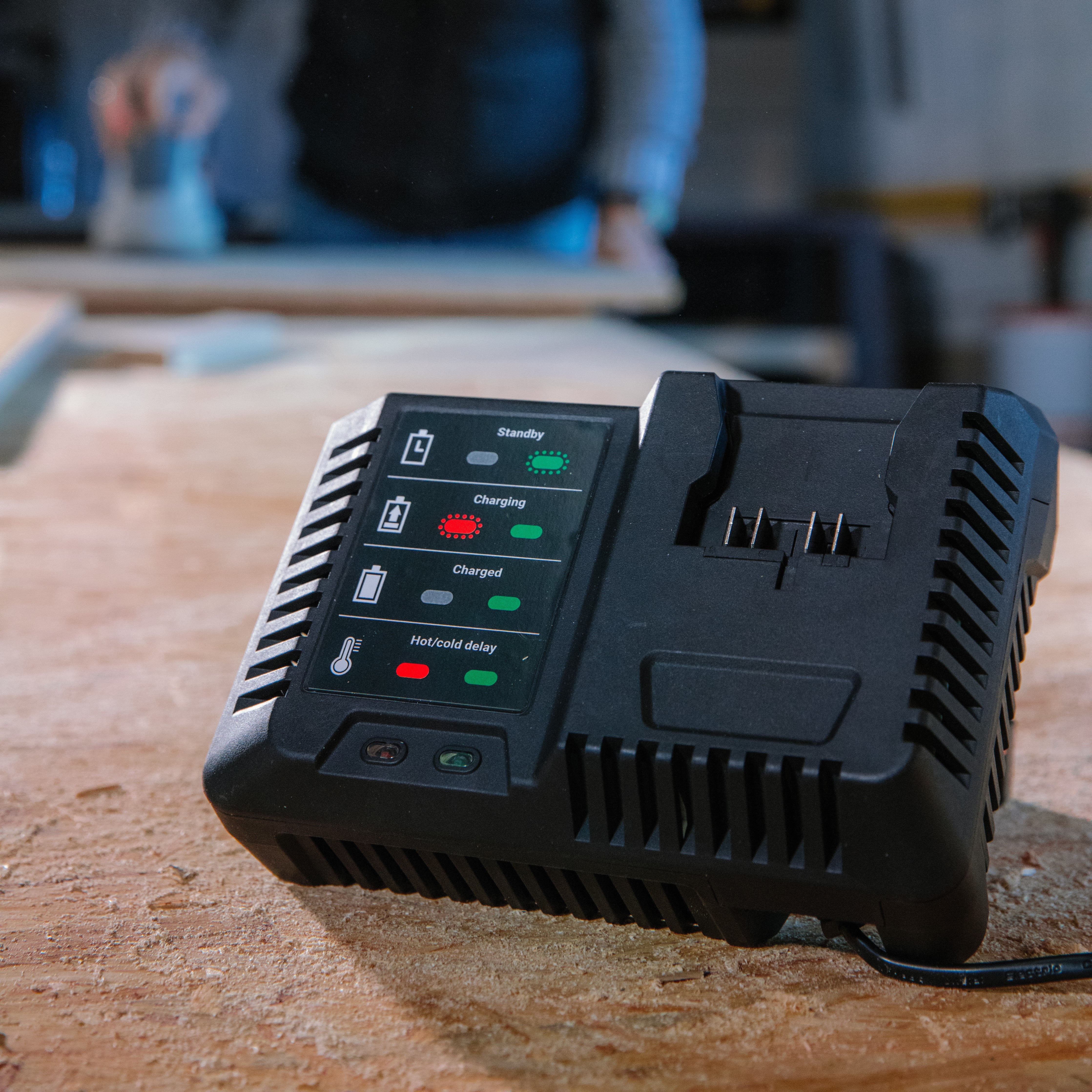 18V 4.0A Fast Charger - view 3