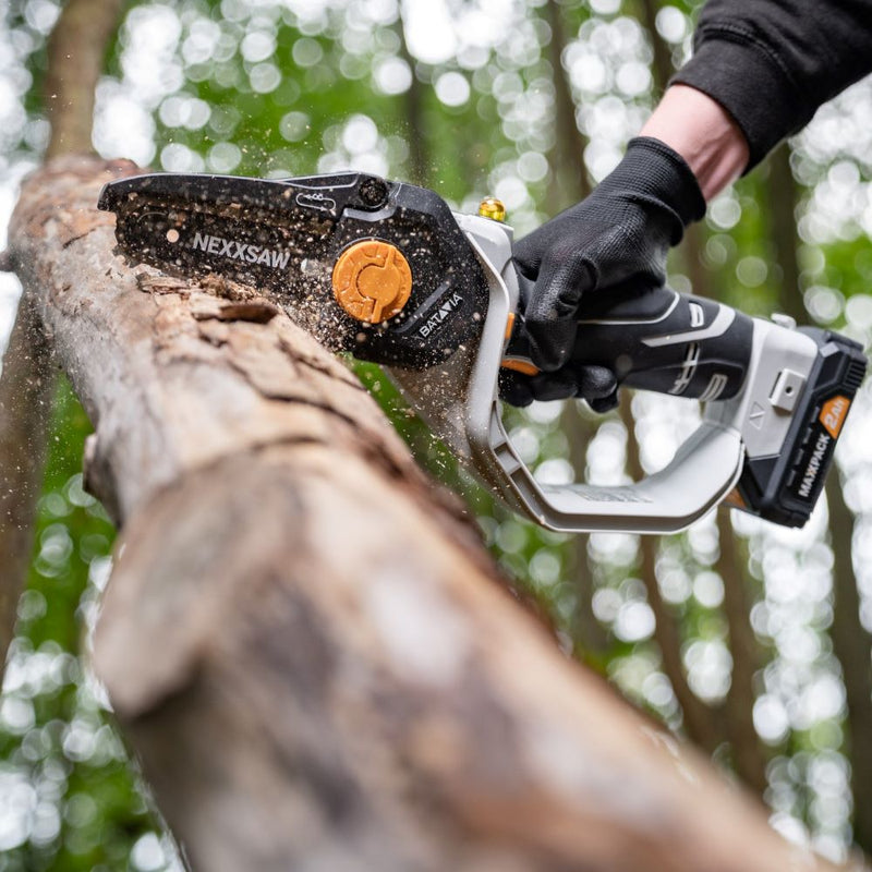 Load image into Gallery viewer, Nexxsaw® Cordless Compact Chainsaw 18V 6&#39;&#39;
