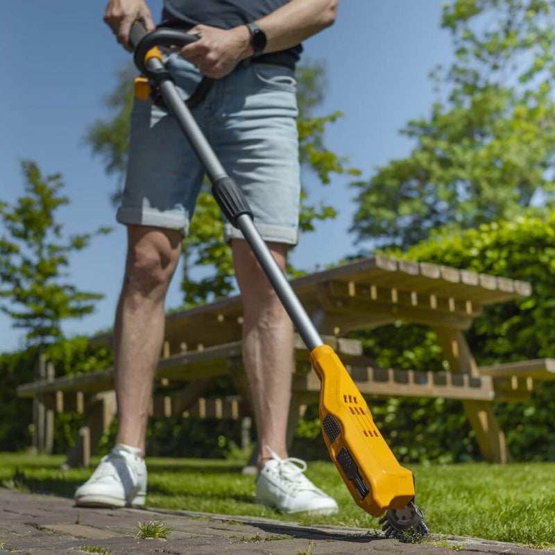 Laden Sie das Bild in Galerie -Viewer, 12V Fixxbrush Akku-Unkrautbürste
