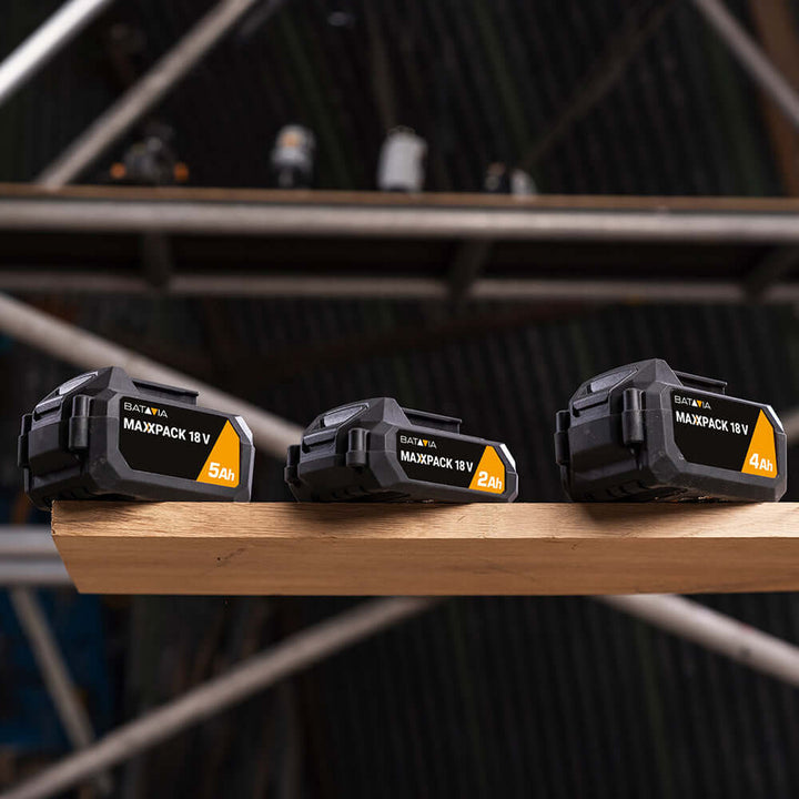 Photo des trois batteries interchangeables de la gamme d'outils sans fil Maxxpack 18V