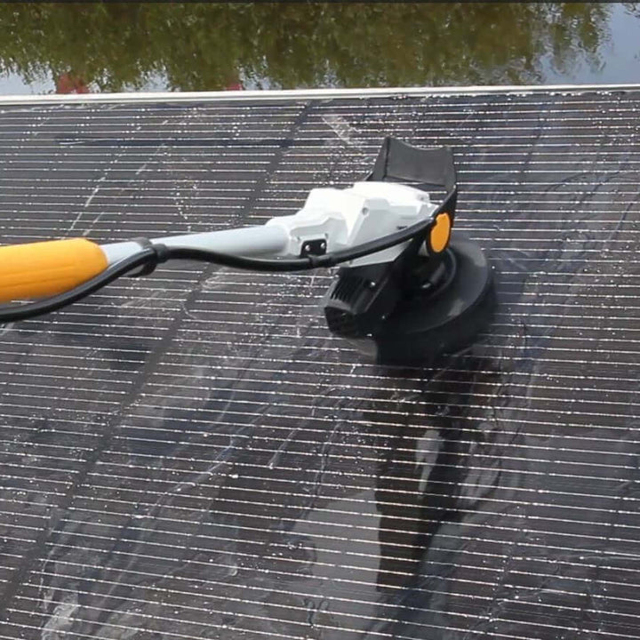 Foto zeigt die Twin Brush mit weicher schwarzer Bürste beim Reinigen eines Solarpanels